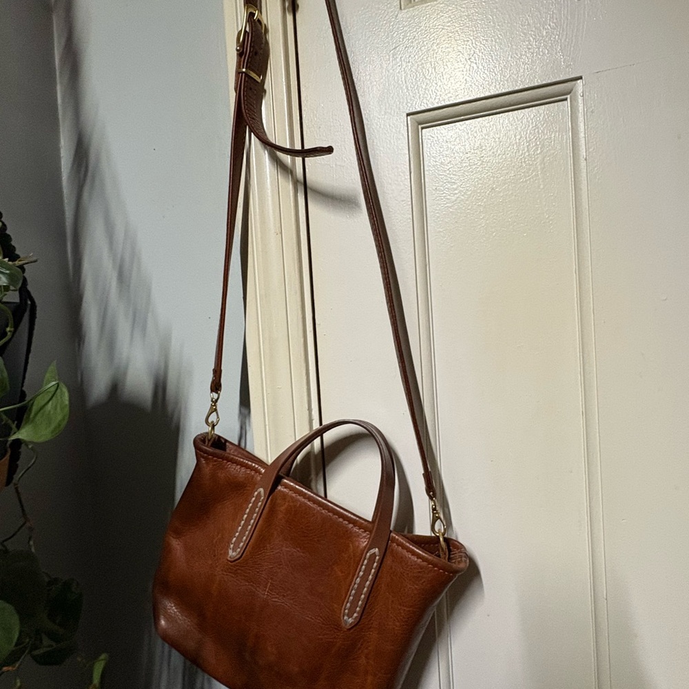 FOUNT Bellfield Crossbody Leather Bag - Picture 6 of 7